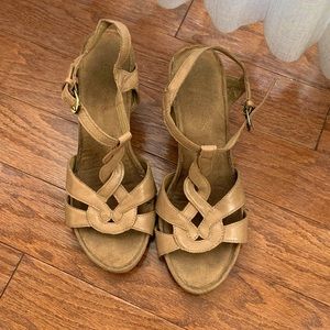 Aérosoles size 7.5 tan wedge sandals
